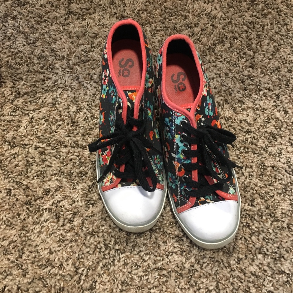 Heel tennis shoes